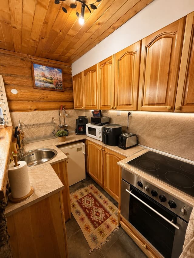 Fully equipped kitchen with an oven, ceramic hob and microwave